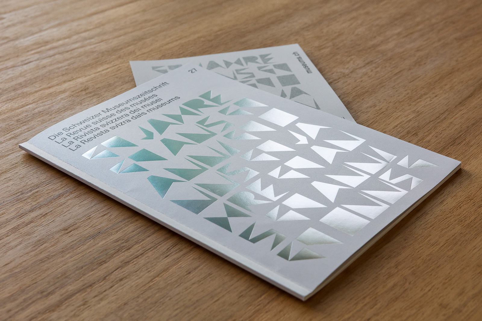 Jubiläums-Zeitschrift drucken mit Folienprägung 1 Jubiläumszeitschrift mit eingesteckter Einladungskarte zu Kongress