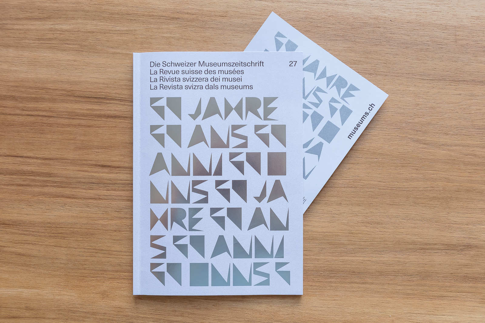 Jubiläums-Zeitschrift drucken mit Folienprägung 2 Eine Jubiläumszeitschrift mit beigelegter Einladungskarte