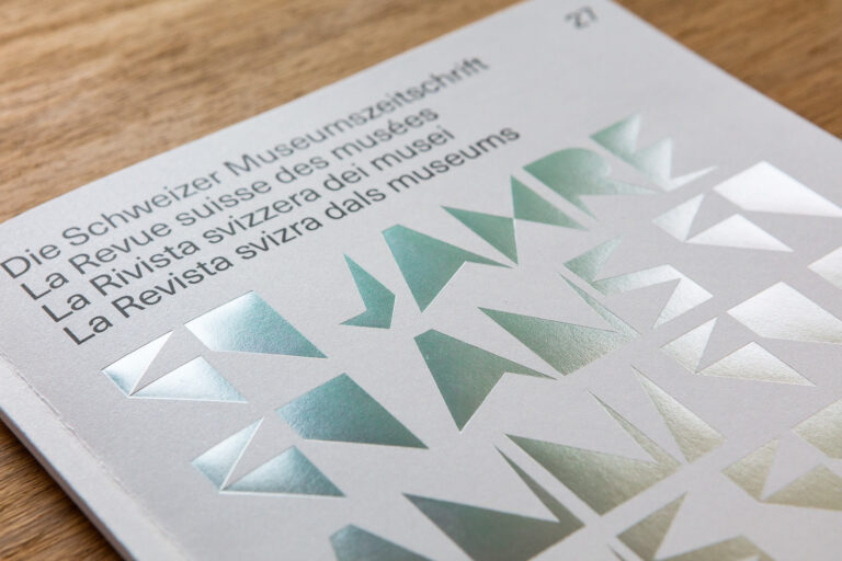 Eine Jubiläumszeitschrift mit glänzendem, silbrigen Buchstaben.